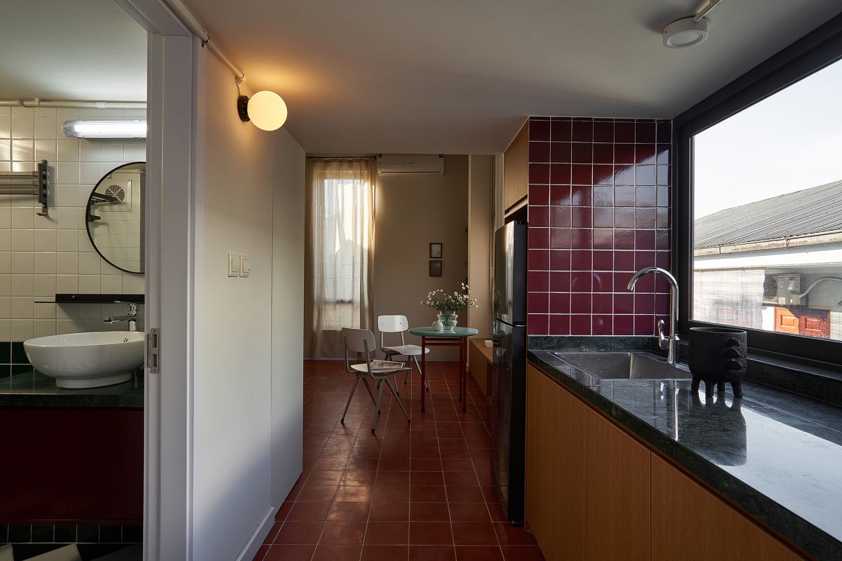 Khung cửa kính ở bếp nấu cũng góp phần bổ sung nguồn sáng tự nhiên cho phòng vệ sinh.Tận dụng lợi thế căn hộ có hai mặt tiền nên dù hạn chế về diện tích, nhưng không gian bên trong vẫn ngập tràn ánh sáng và lưu thông gió tốt.