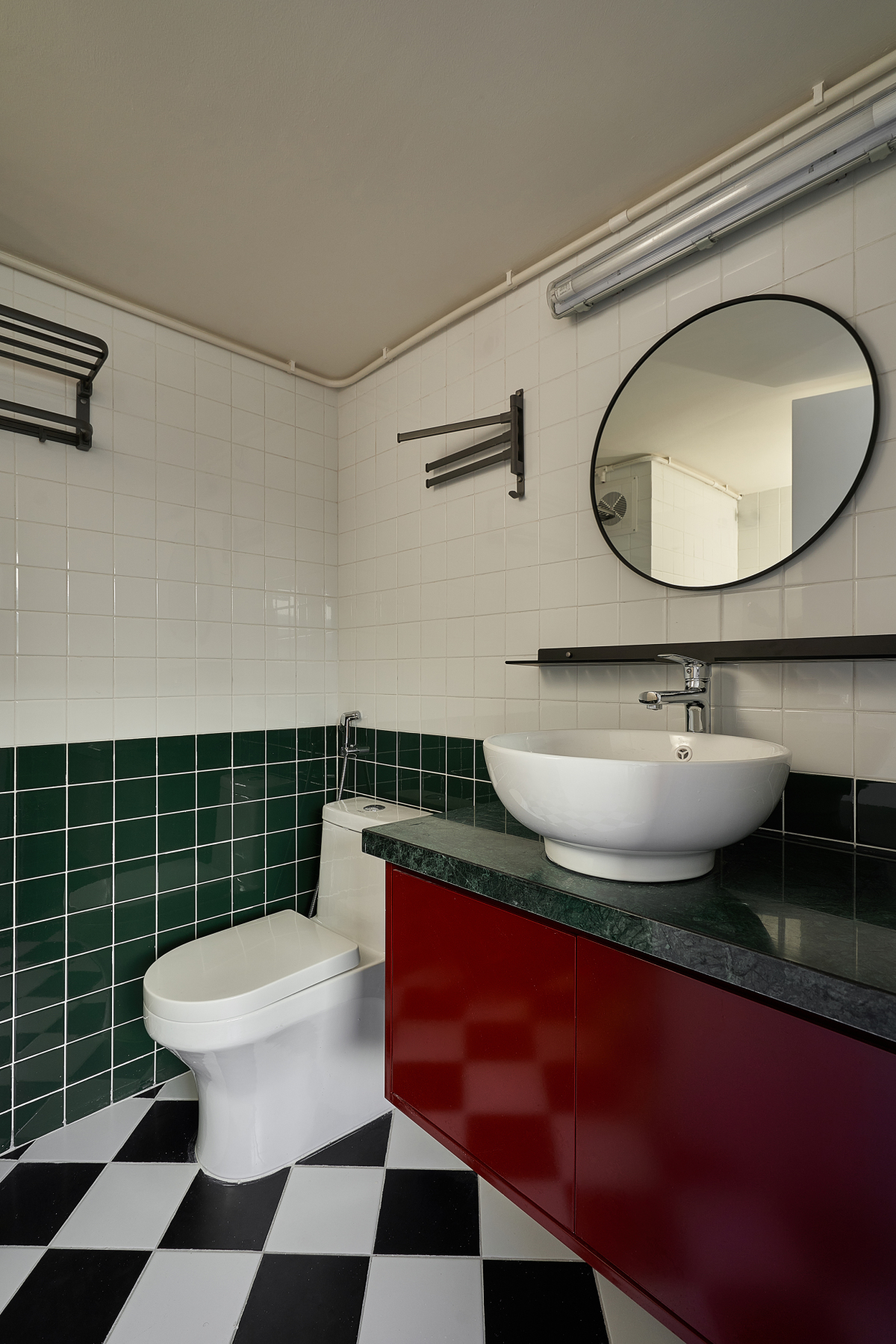 Phòng vệ sinh mang tông màu cổ điển, bố trí thiết bị cơ bản, tạo cảm giác rộng thoáng, gọn gàng.
